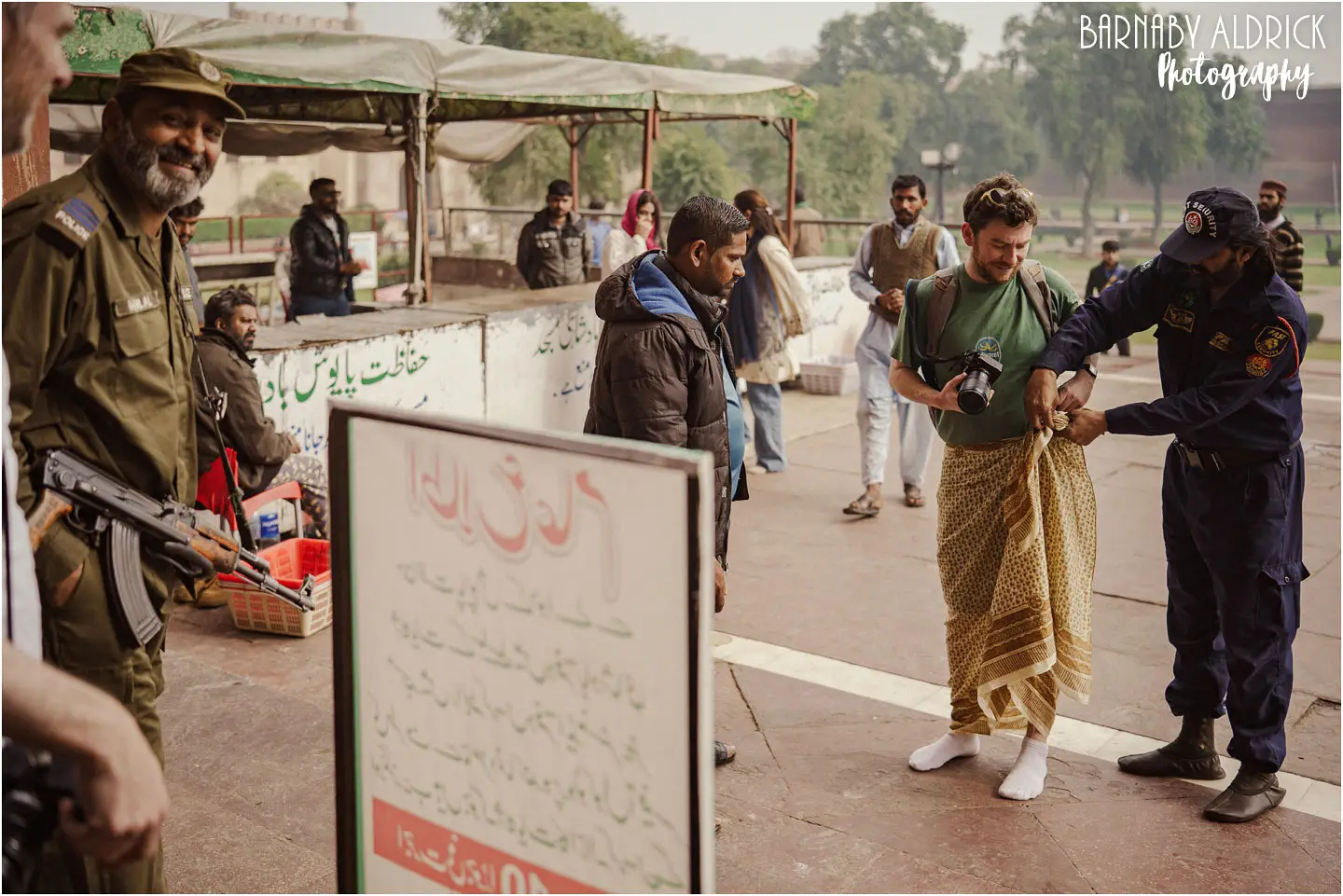 Travelling in Pakistan, westerner tourism in pakistan, cultural travel rules in Pakistan, Tourism at Badshahi Mosque in Lahore
